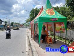 Setiap Bulan Ramadhan Aktivis Buruh Fspmi Menjual Minuman Teh Botol Sosro di Trotoar Tanpa Ada Kemacetan Arus Lalu Lintas Lancar dan Aman