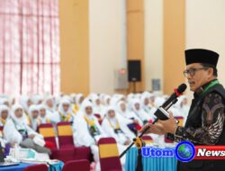 Sekretaris Petugas Penyelenggara Ibadah Haji Embarkasi Medan Menyambut Kedatangan Jemaah Calhaj Kloter 8 di Asrama Haji Medan