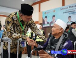 Ketua PPIH Ahmad Qosbi, Melepas Keberangkatan Jemaah Calon Haji Kloter 8 Embarkasi