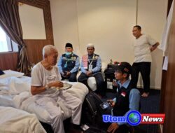 Petugas Kloter 09 KNO Visitasi Kesehatan Jemaah Haji Melalui Pendekatan Medis dan Spiritual