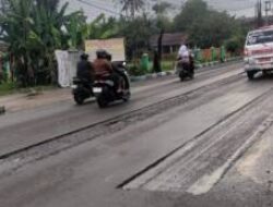 Mengeruk Aspal Tanpa Segera Menutup Menyebabkan Rawan Kecelakaan 