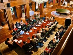 Pertemuan darurat Prabowo di Hambalang: Instruksikan Percepatan Rumah Sementara untuk Korban Banjir, Tambah Alat Berat, dan Stabilkan Harga Pokok Akhir Tahun