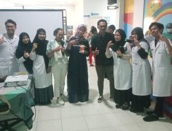 Dokter Bedah Tulang Terharu: Pasien ‘Pemberani’ Sumartik Raih Penghargaan Khusus Karena Sembuh Kilat Pasca-Operasi Pinggul !