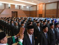 “Bupati menyatakan, tidak akan mentolerir praktik pungutan liar (pungli) maupun dugaan suap dalam pengangkatan kepala sekolah”.  Bupati Lantik 7 Pengawas dan 402 Kepala Sekolah.