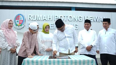 Sholat Ied Bersama Warga, Bupati Deli Serdang Tinjau Kurban Presiden dan Resmikan RPH di Tanjung Morawa