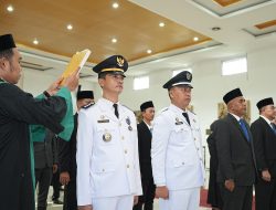 “Lantik 23 Pejabat, Wabup Lom: Jadikan Amanah Ini untuk Wujudkan Deli Serdang Sehat, Cerdas, Sejahtera”         Penyegaran birokrasi ditegaskan bukan sekadar rotasi kursi. Ujung tombaknya: pelayanan publik cepat, tata kelola kuat, pembangunan ngebut.