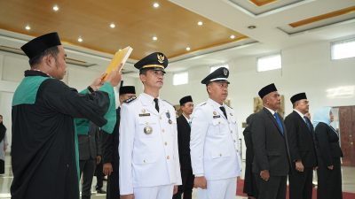 “Lantik 23 Pejabat, Wabup Lom: Jadikan Amanah Ini untuk Wujudkan Deli Serdang Sehat, Cerdas, Sejahtera”         Penyegaran birokrasi ditegaskan bukan sekadar rotasi kursi. Ujung tombaknya: pelayanan publik cepat, tata kelola kuat, pembangunan ngebut.