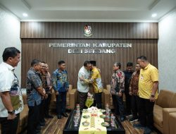 Bukti, ” Kepedulian Dibalas Kerja Sama: Aceh Timur Beri Piagam ke Pemkab Deli Serdang”