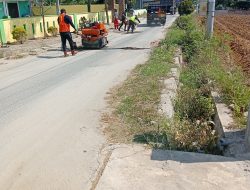 BREAKING NEWS     “Kerja Senyap, Tanpa Plang, Tambal Aspal Pakai Sertu”: Warga Galang Pertanyakan Standar Perawatan Jalan Jati Sari. 
