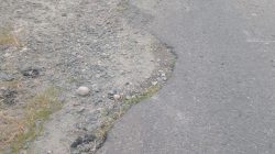 Baru Sebulan, Aspal Jalan Pasar 3 Desa Plasmen Terkelupas, Konfirmasi ke PUPR DS Hingga 2/7 Belum Terjawab