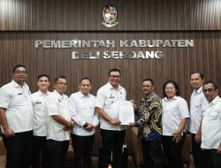 “BUPATI COPOT KETUA FKDM, KEPALA KESBANGPOL MUNDUR. ANWAR SADAT SIREGAR DITUNJUK JADI PLH”         Pemkab Deli Serdang Tegaskan Komitmen Jaga Netralitas dan Kondusivitas Daerah