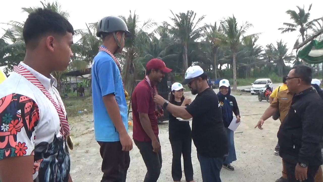 Panitia Selekprov Pordasi Berkuda Memanah Serahkan Medali Kepada Pemenang Ajang Lomba Horse Back Archery dan Archery For House Riding 15 MAH010191