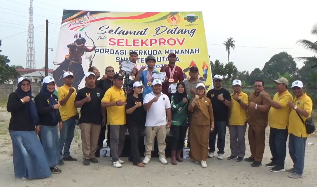Panitia Selekprov Pordasi Berkuda Memanah Serahkan Medali Kepada Pemenang Ajang Lomba Horse Back Archery dan Archery For House Riding 18 MAH010211