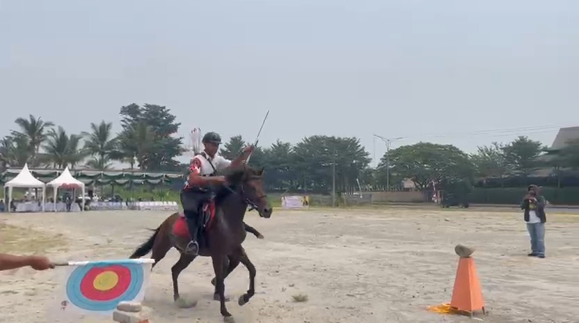 Panitia Selekprov Pordasi Berkuda Memanah Serahkan Medali Kepada Pemenang Ajang Lomba Horse Back Archery dan Archery For House Riding 17 VID 20260915 WA00211